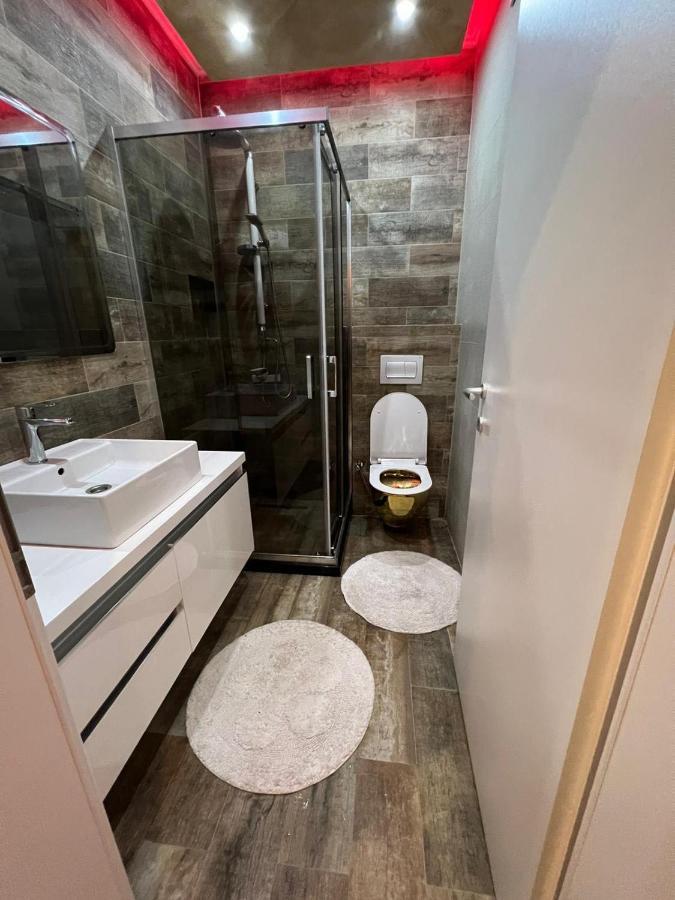 פרישטינה Luxurious Apartment With City View מראה חיצוני תמונה