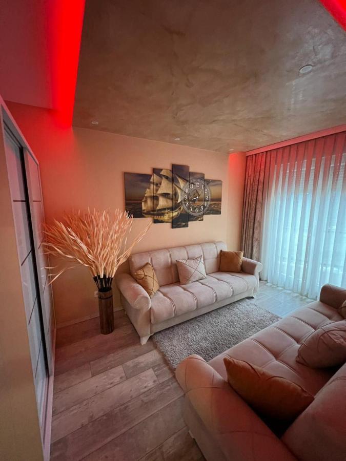 פרישטינה Luxurious Apartment With City View מראה חיצוני תמונה