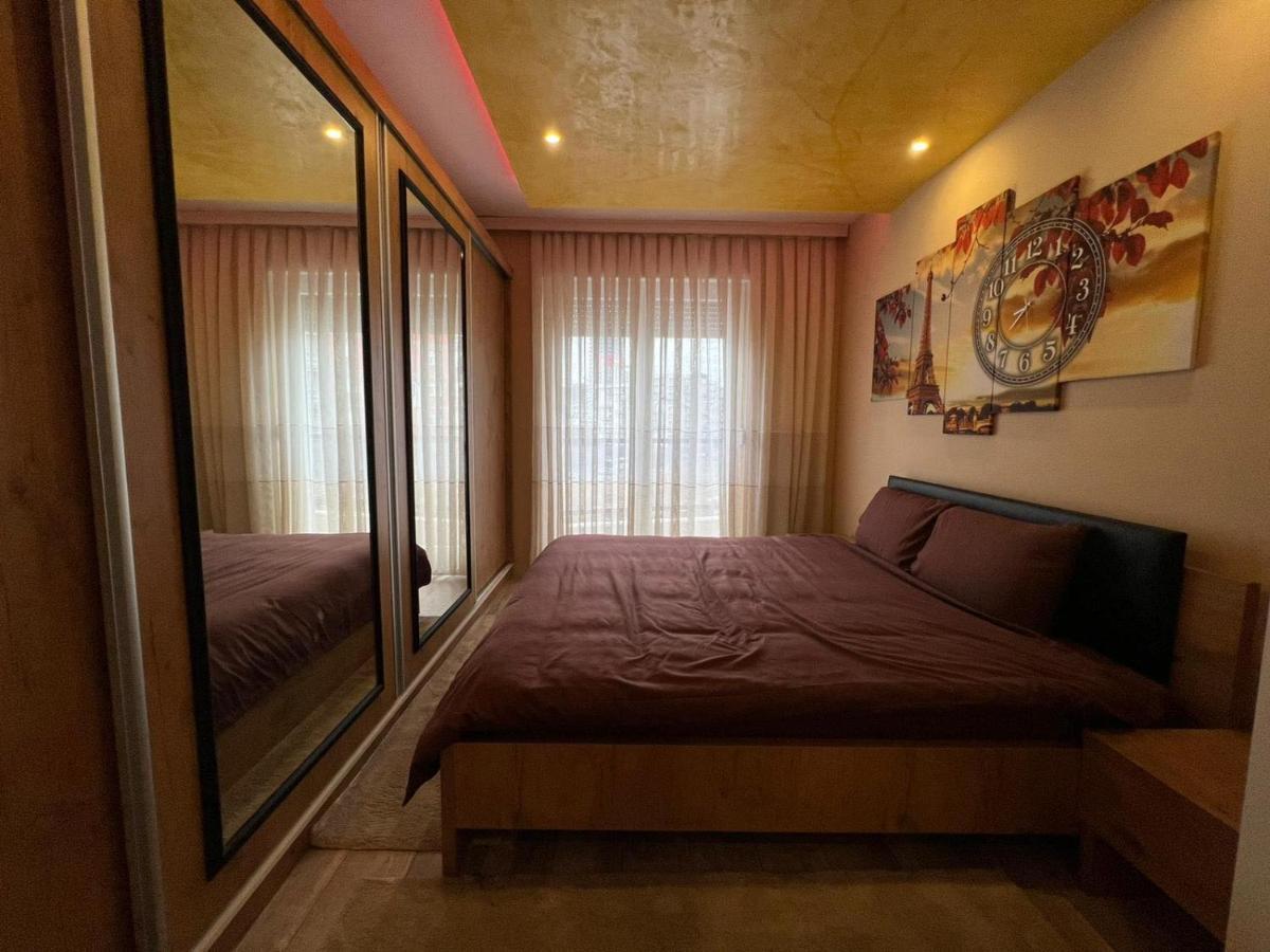 פרישטינה Luxurious Apartment With City View מראה חיצוני תמונה